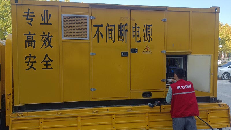 安多柴油发电机组和UPS电源配合使用时，如何避免切换过程中的电力中断？